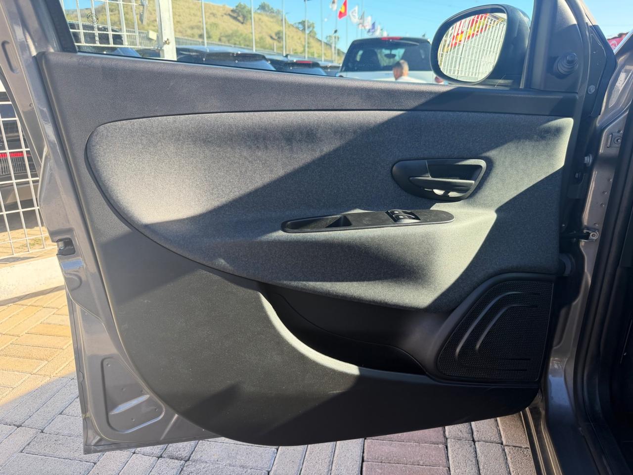 Lancia Ypsilon 1.0 FireFly 5 porte S&S Hybrid Ecochic Silver