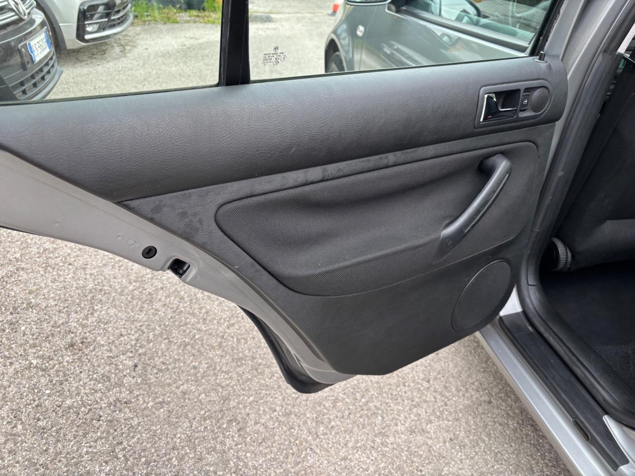 Volkswagen Golf 1.6 5 porte Highline OK NEOPATENTATI