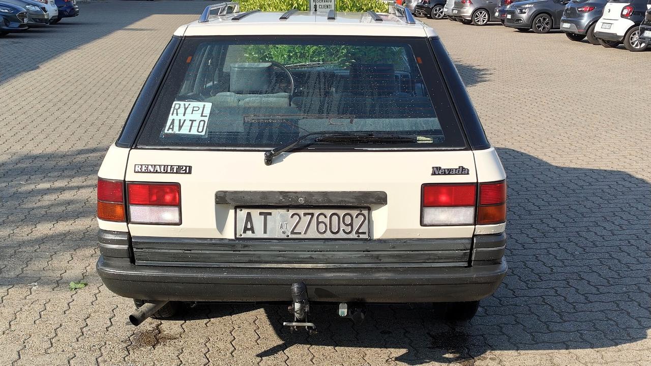 Renault 21 Nevada 1.7 GTS + gancio traino