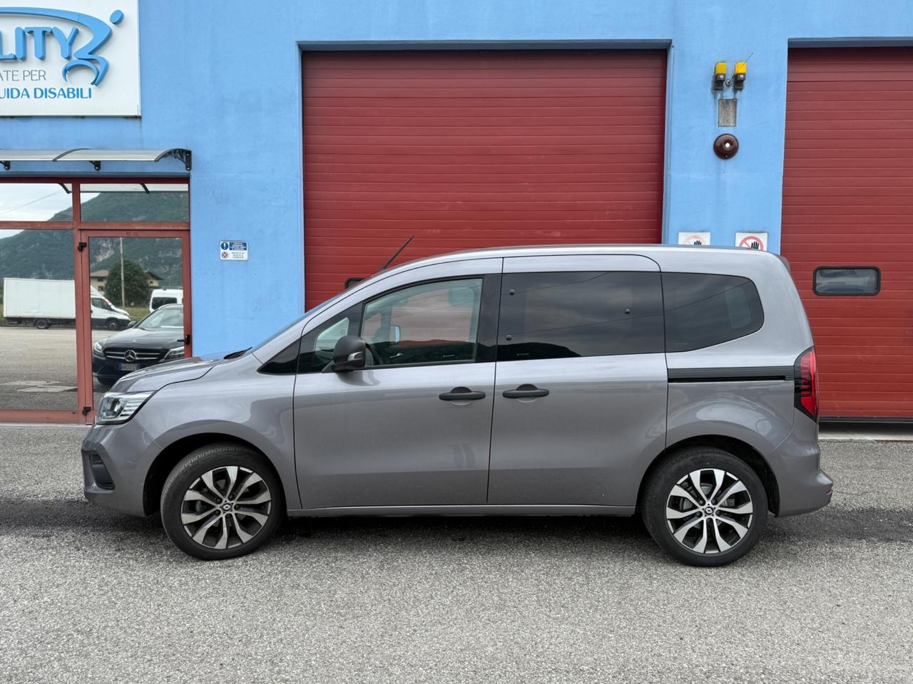Renault Kangoo automatico per disabili con pianale ribassato