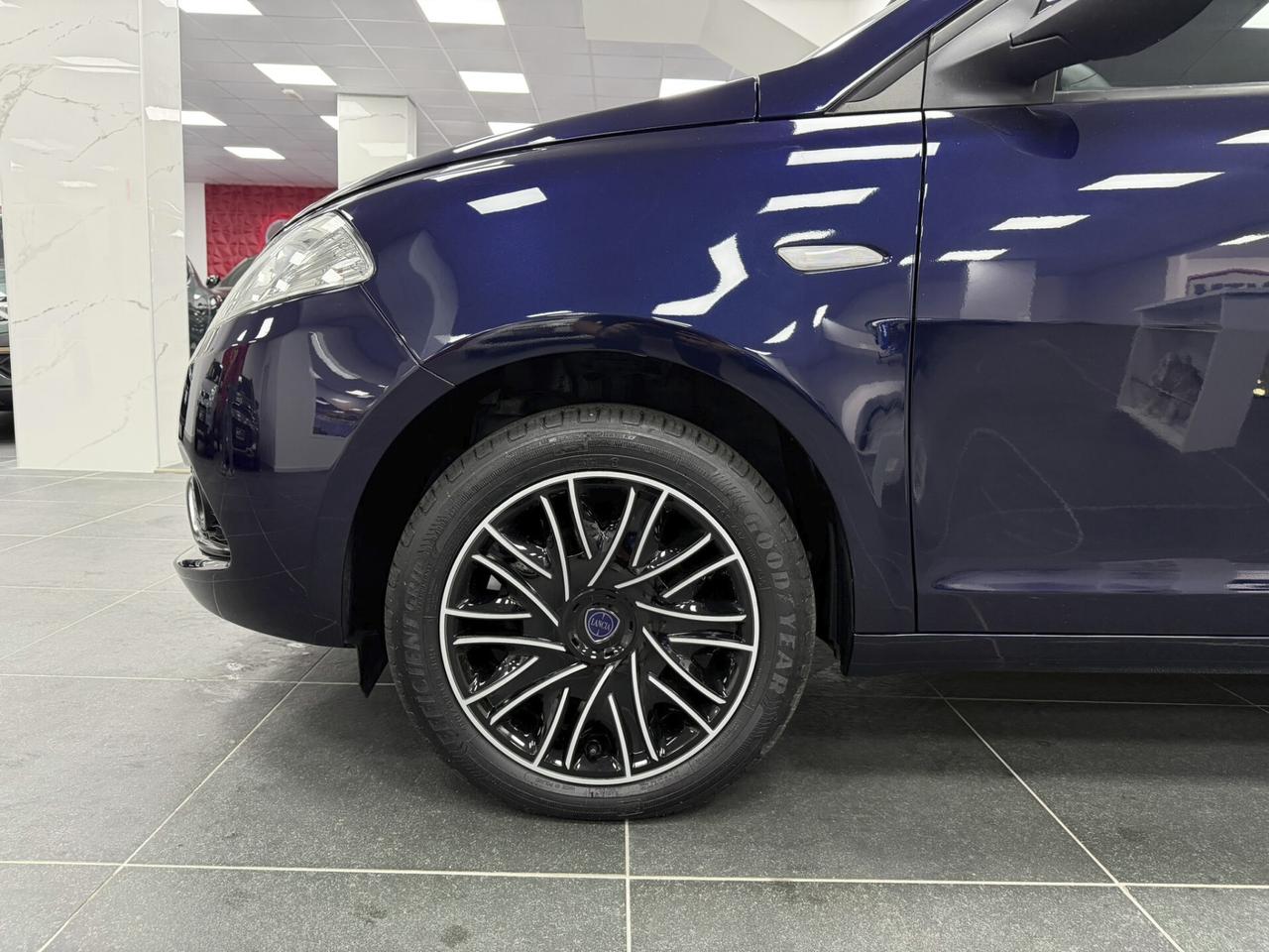 Lancia Ypsilon 1.0 FireFly 5 porte S&S Hybrid Ecochic Silver