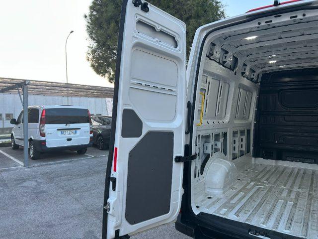 VOLKSWAGEN Crafter 30 2.0 TDI 140CV PM-TA Furgone Logistic