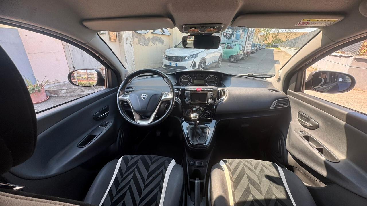 Lancia Ypsilon 0.9 TwinAir 85 CV 5 porte Metano Ecochic Platinum