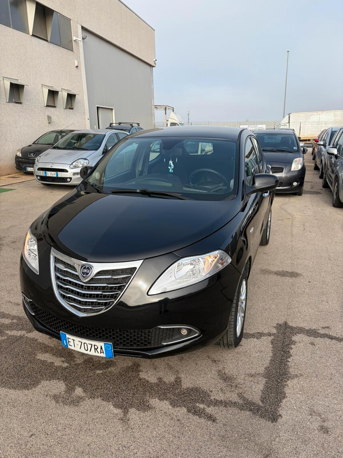 Lancia Ypsilon 0.9 TwinAir 85 CV 5 porte Metano Ecochic Silver