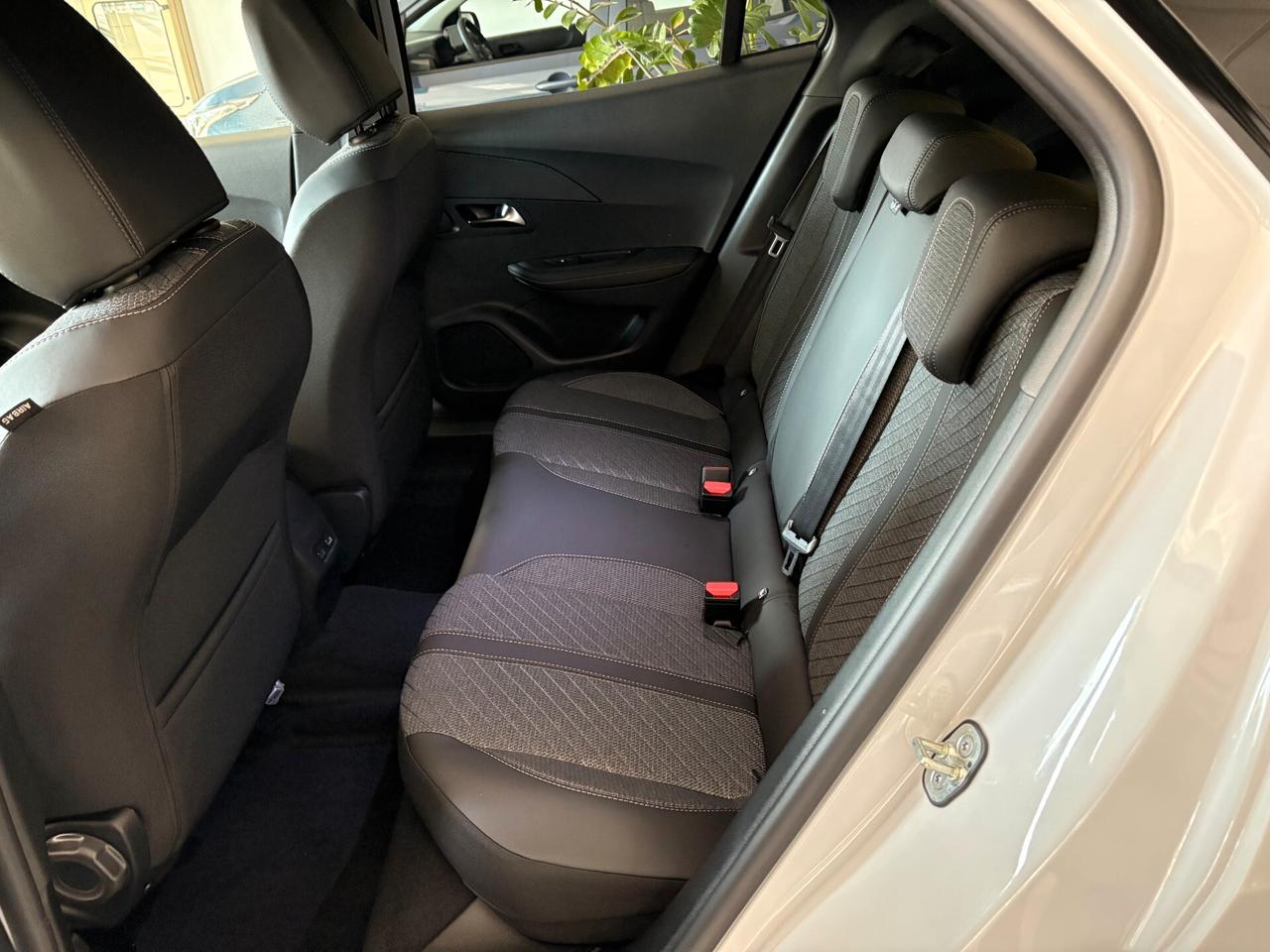 Peugeot 2008 Allure 1.2 Hybrid e-DCS6 - KMO 2026