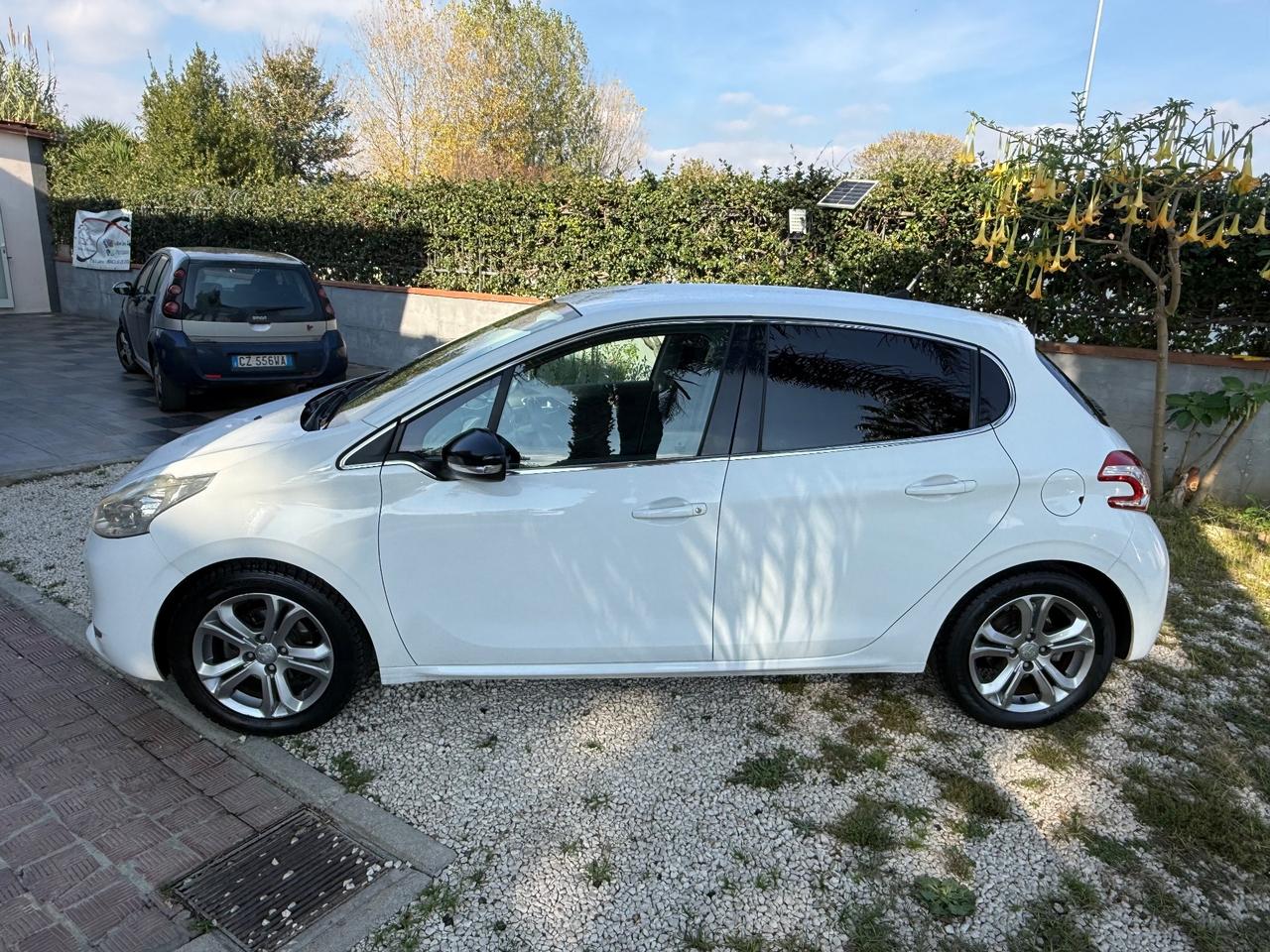 Peugeot 208 1.4 HDi 68 CV 5 porte Allure