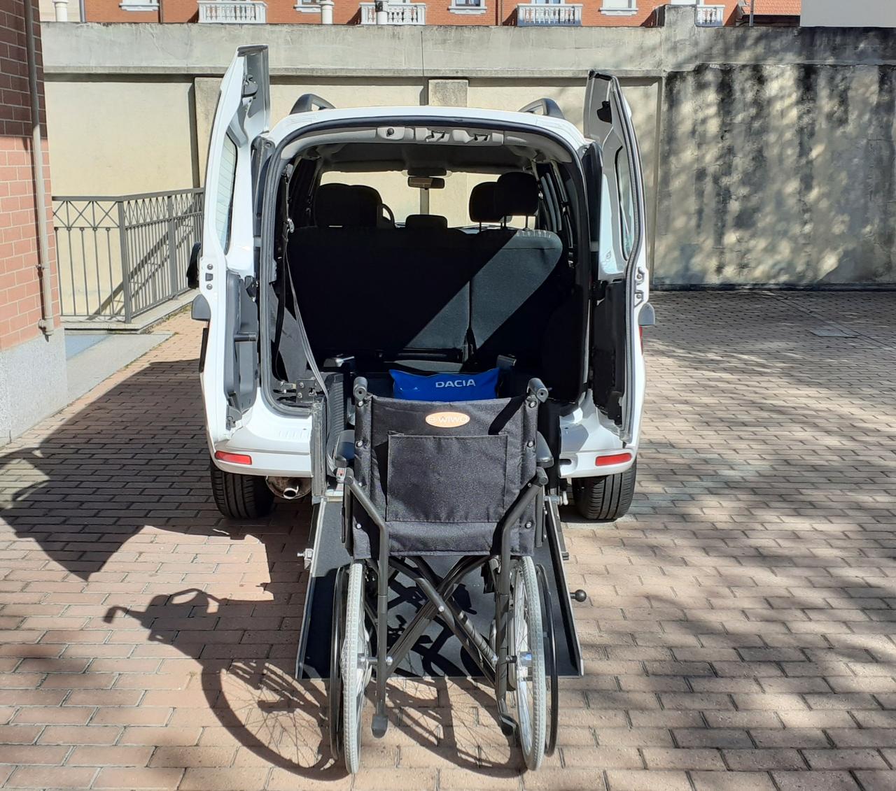 Dacia trasporto disabili pianale ribassato