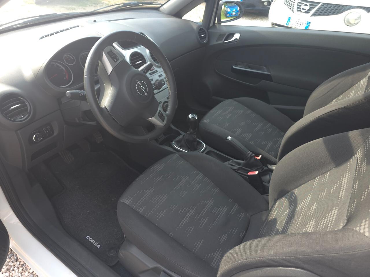 Opel Corsa 1.2 3 porte b-color