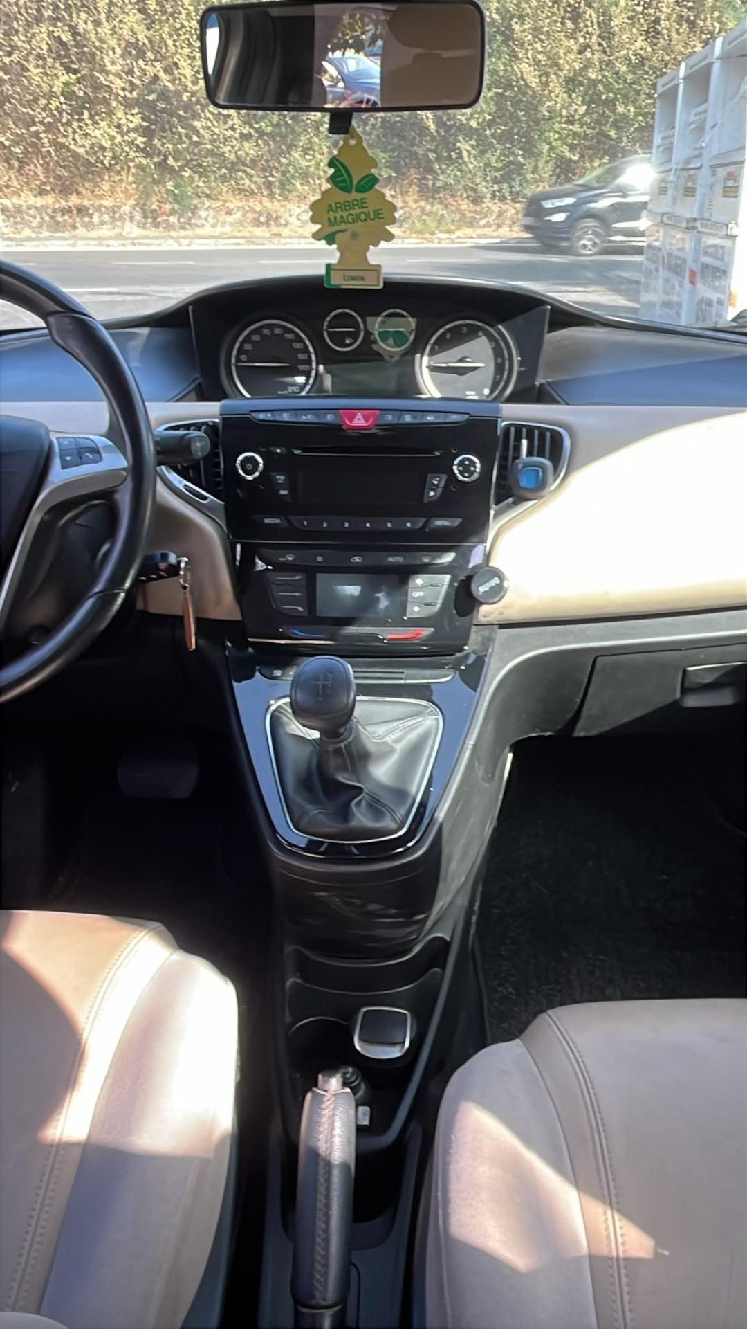 Lancia Ypsilon 0.9 TwinAir 85 CV 5 porte S&S DFN Platinum Cambio Automatico