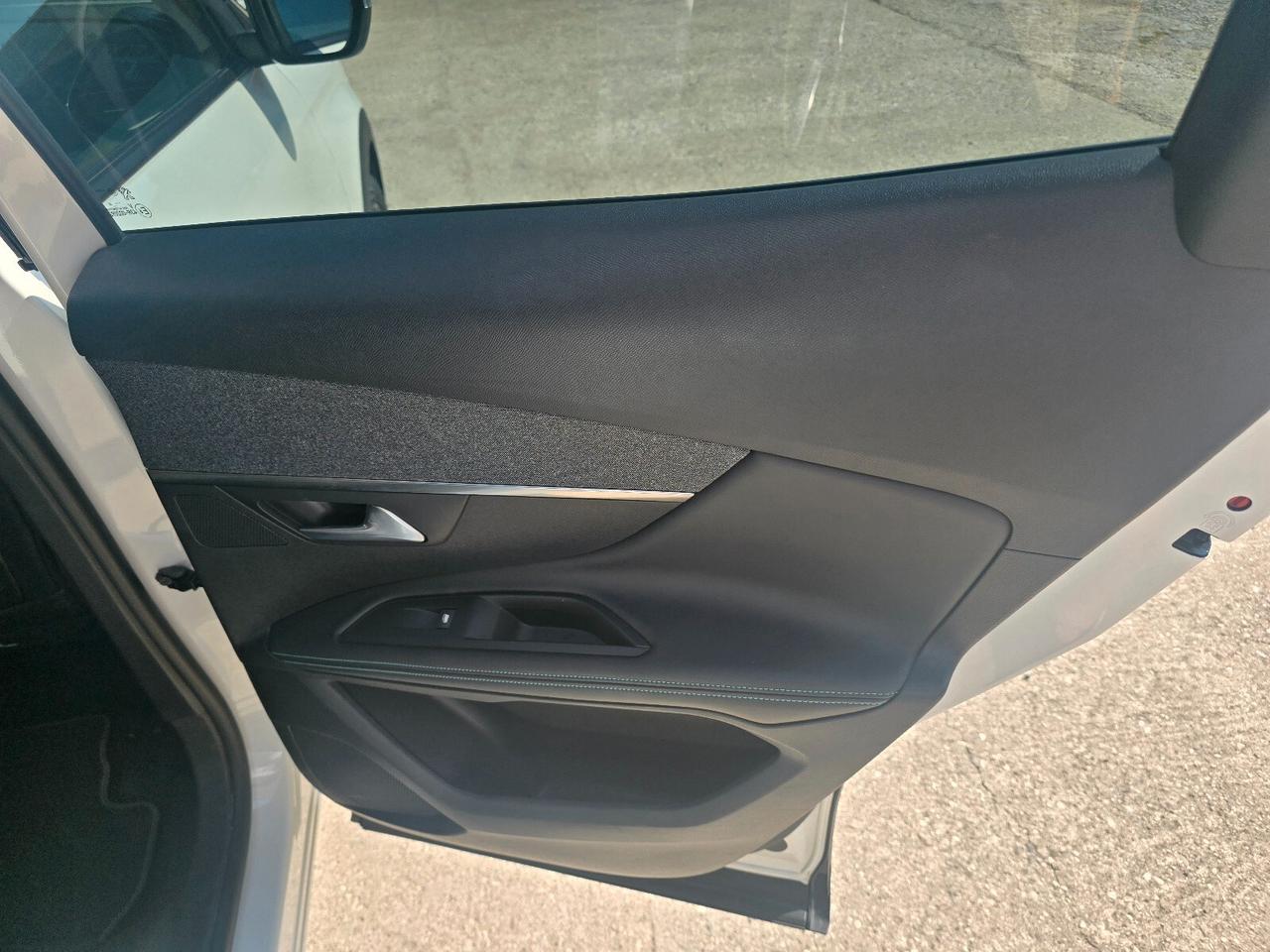 Peugeot 3008 BlueHDi 130 S&S EAT8 Allure