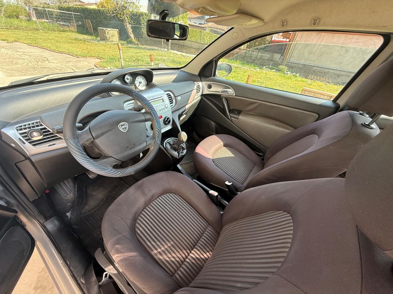 Lancia Ypsilon 1.3 MJT 75 CV Versus
