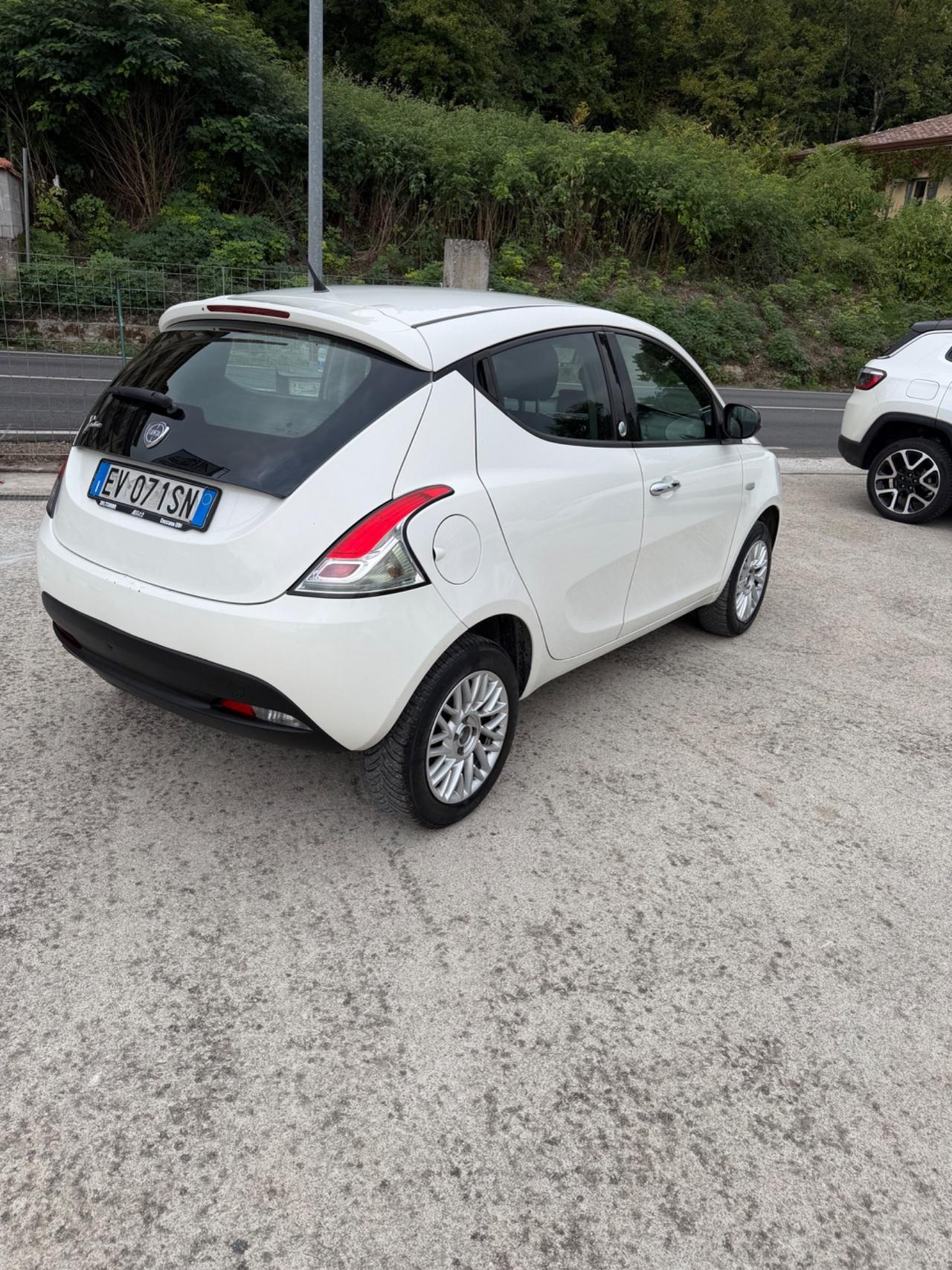Lancia Ypsilon 0.9 TwinAir 85 CV 5 porte Metano Ecochic Platinum