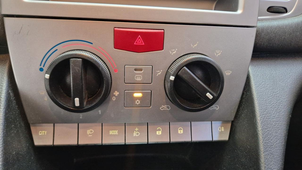 Lancia Ypsilon 1.2 69 CV Unyca