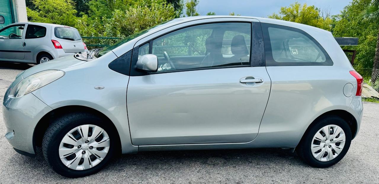 Toyota Yaris 1.0 3 porte Sol 100 mila km OK NEOPATENTATI
