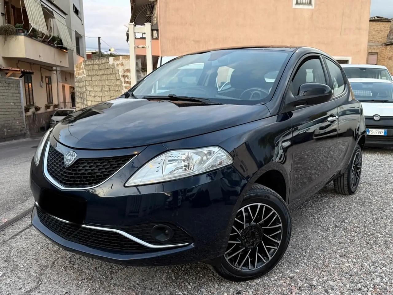 Lancia Ypsilon 0.9 TwinAir 85 CV 5 porte Metano Ecochic Silver