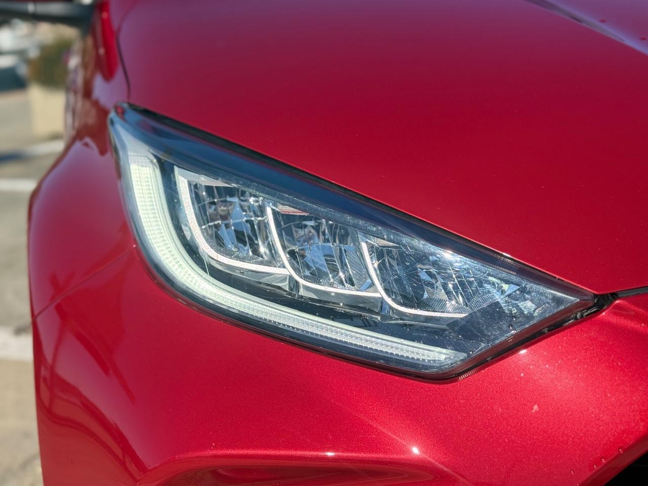 Toyota Yaris 1.5 Hybrid 5 porte red 2025