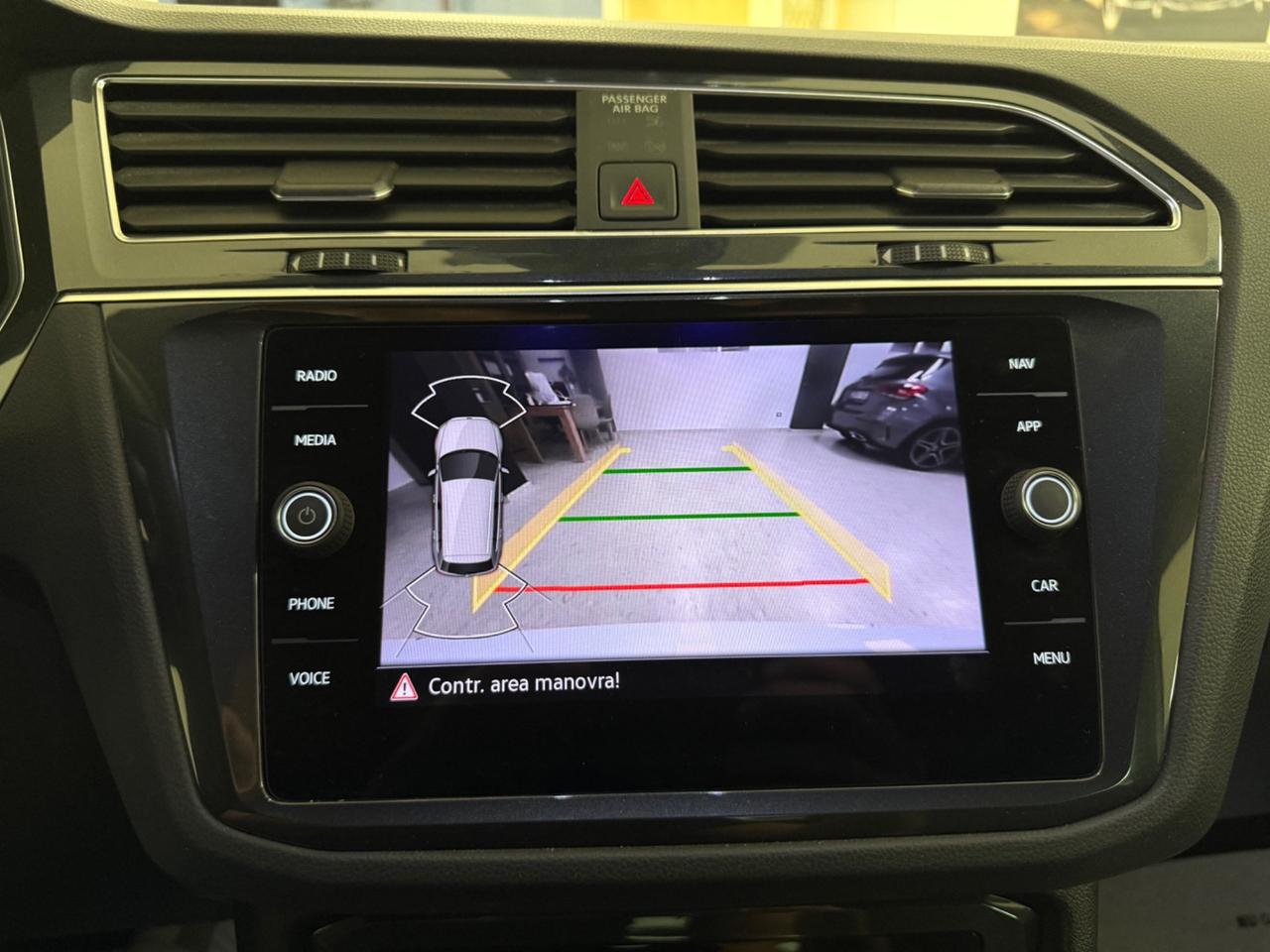 Volkswagen Tiguan 2.0 TDI 150 CV DSG R-Line retro camera, luci ambiente