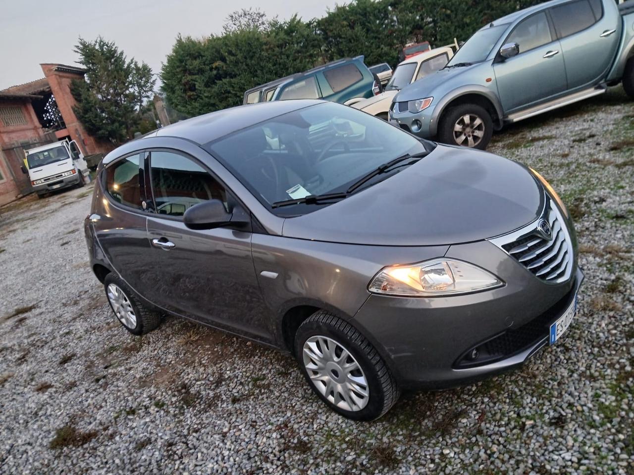 Lancia Ypsilon 0.9 TwinAir 85 CV 5 porte Metano Ecochic Silver