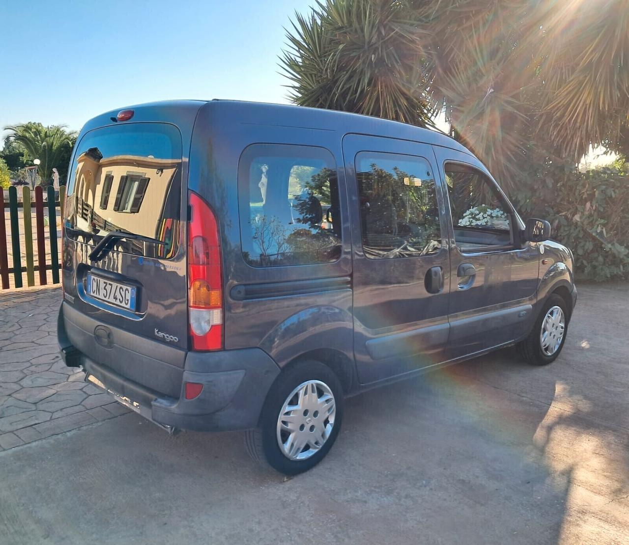 Renault Kangoo TRASPORTO DISABILI PIANALE RIBASSATO UNIPRO