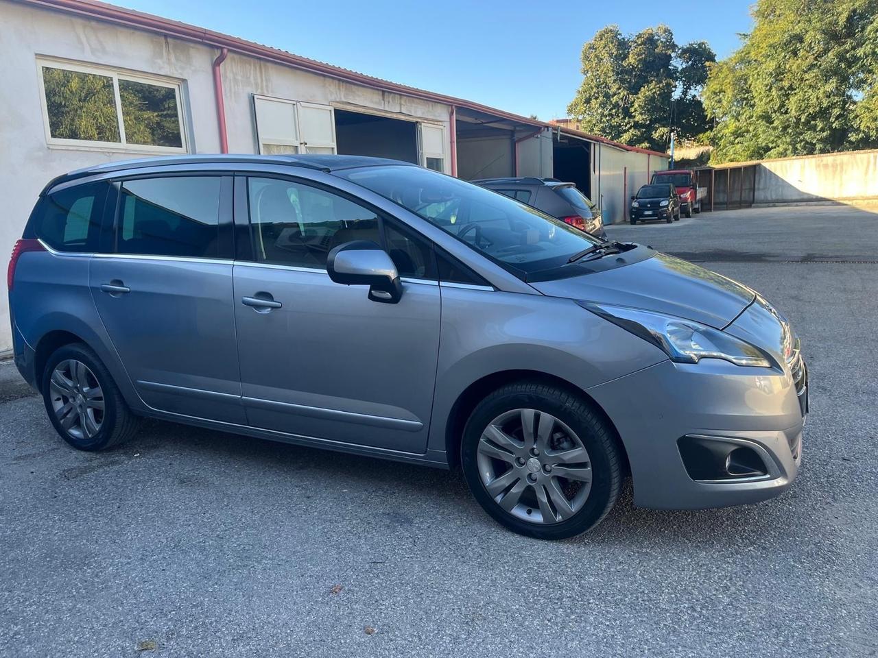 Peugeot 5008-2.0 hdi-7 P- allure-2016