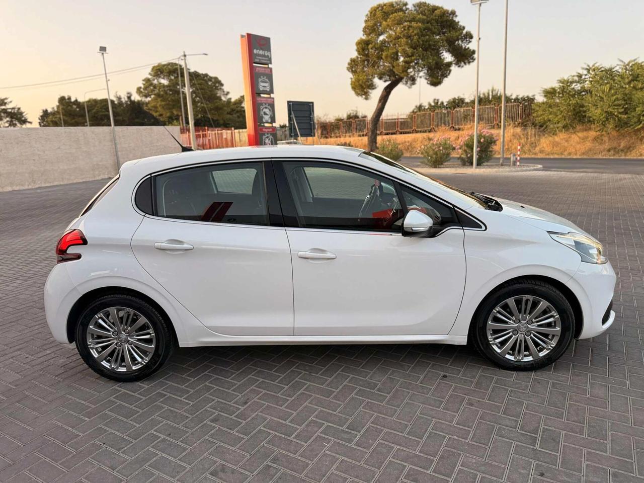 Peugeot 208 1.5 HDi 102 CV Stop&Start 5 porte Allure/OK NEOPATENTATI