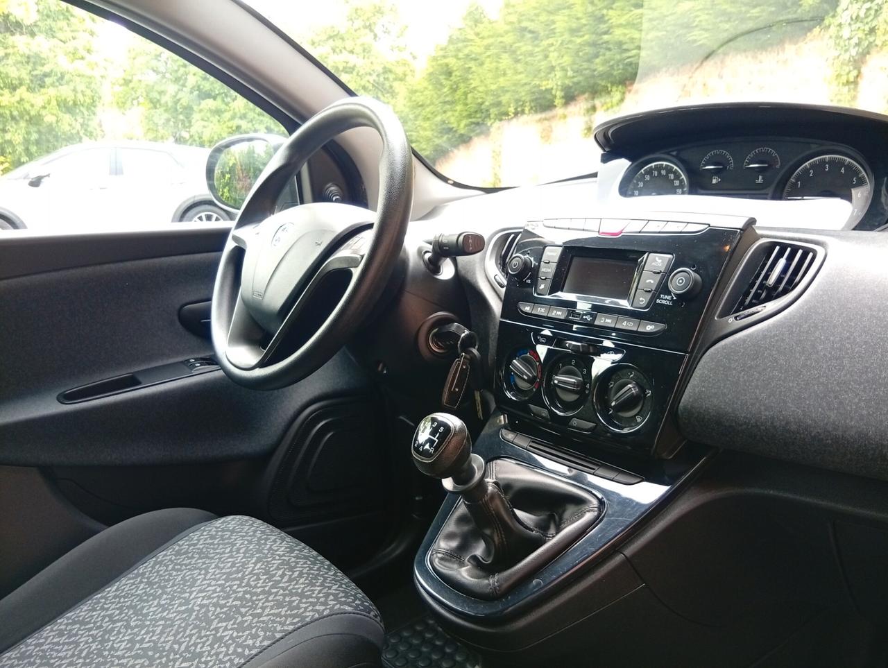 Lancia Ypsilon 1.2 69 CV 5 porte GPL Ecochic Black and Noir