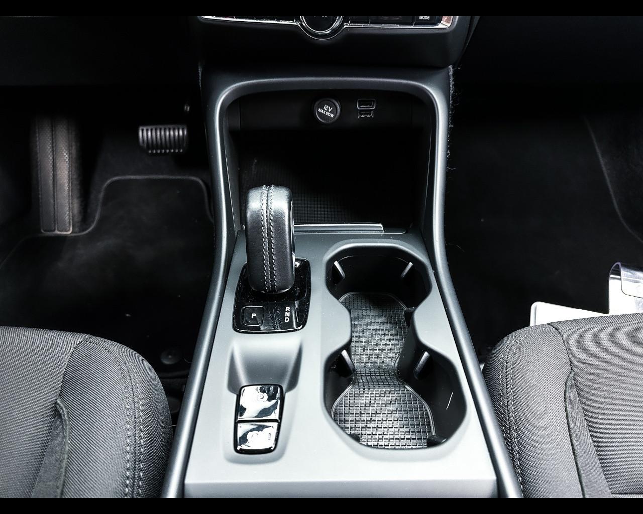 VOLVO XC40 (2017-->) - XC40 T5 Recharge Plug-in Hybrid Inscription Expression