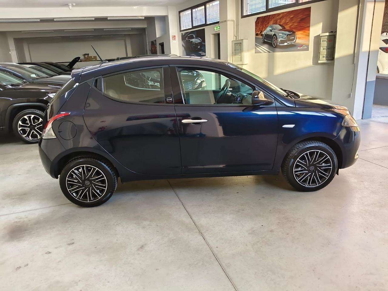 Lancia Ypsilon 1.0 FireFly 5 porte S&S Hybrid Ecochic Silver