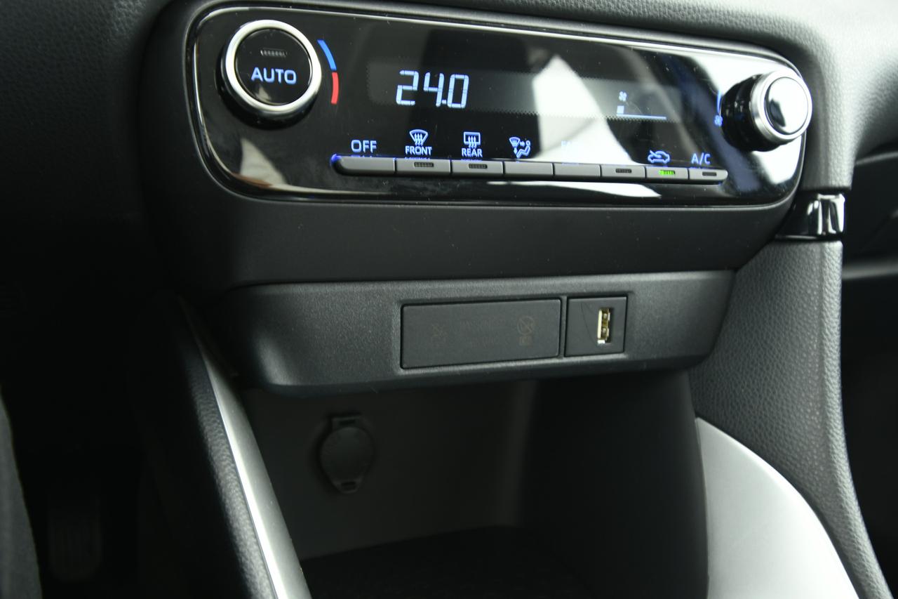 TOYOTA Yaris 1.5h Business CAMERA+ACC+APP CONNECT+NEOPATENTATI