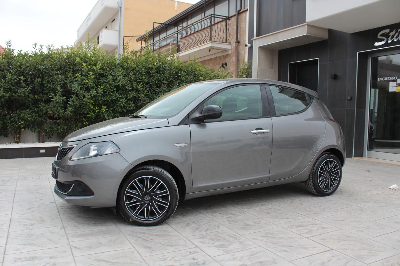 Lancia Ypsilon 1.0 FireFly 5 porte S&S Hybrid Ecochic Silver