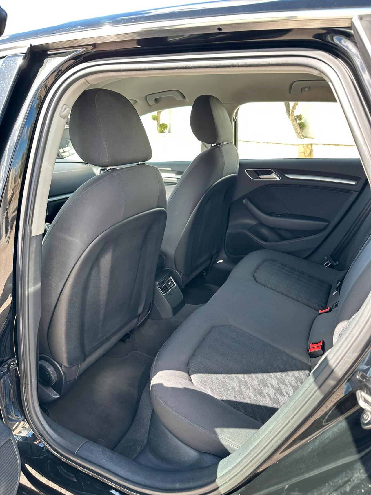 AUDI A 3 1.6 TDI clean diesel S tronic Ambition