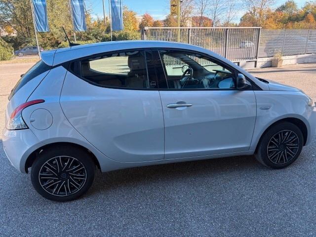 Lancia Ypsilon 1.0 FireFly 5 porte S&S Hybrid Ecochic Silver