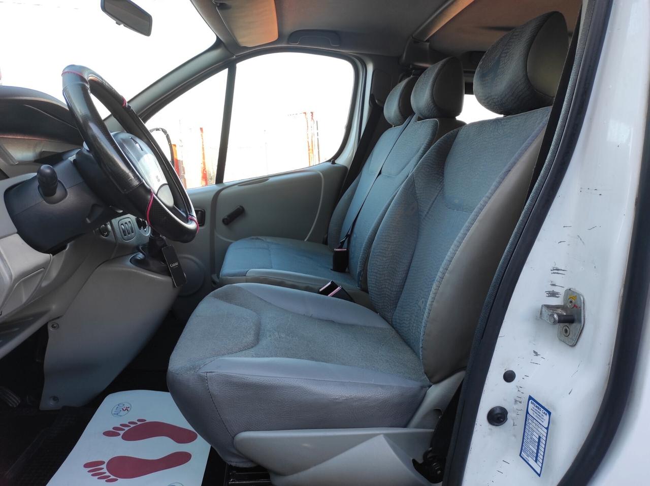 Renault Trafic 1.9 dCi - 80cv 9 POSTI