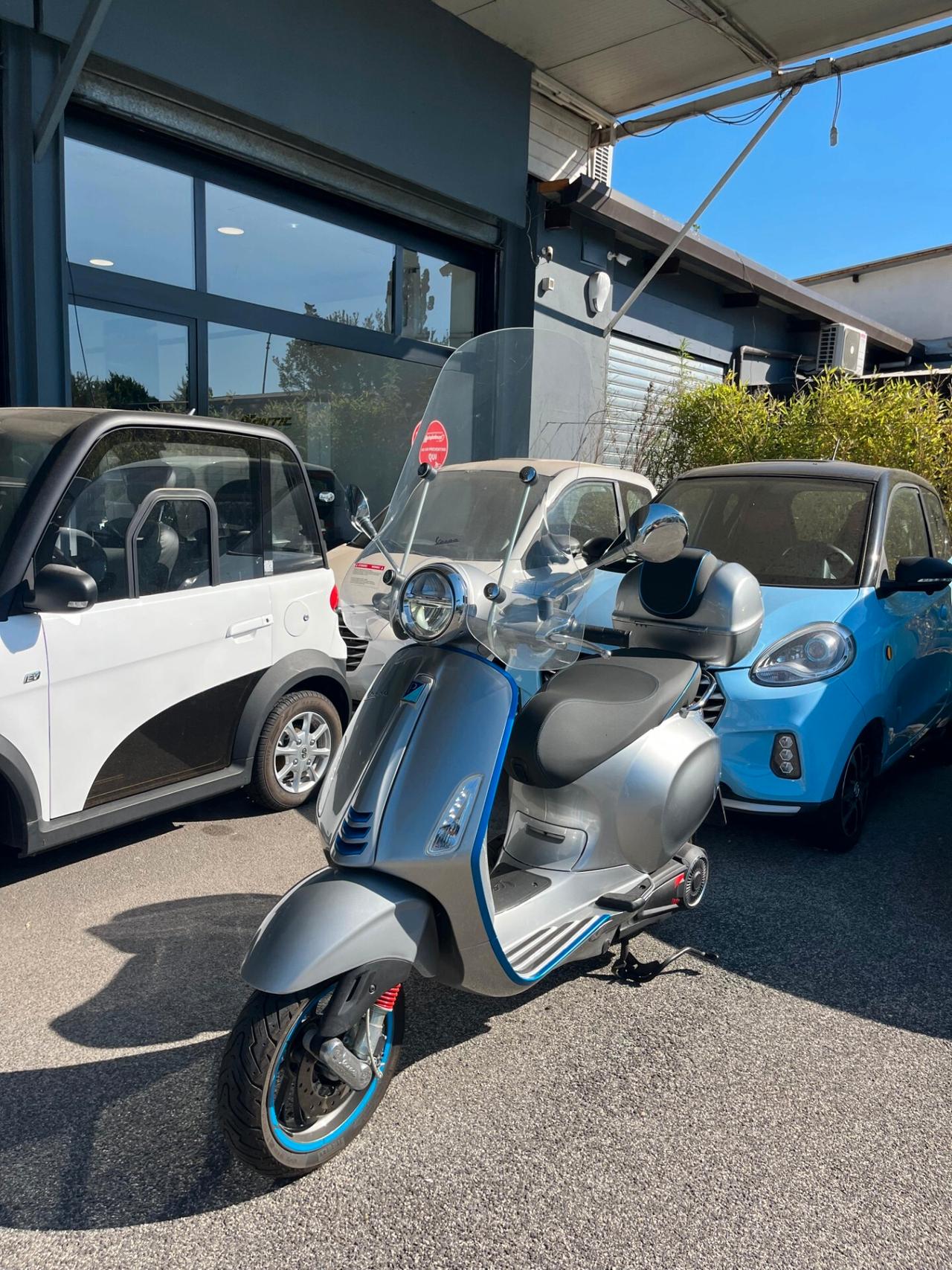 Vespa Primavera Elettrica 70 full electric con bauletto e parabrezza