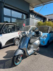 Vespa Primavera Elettrica 70 full electric con bauletto e parabrezza