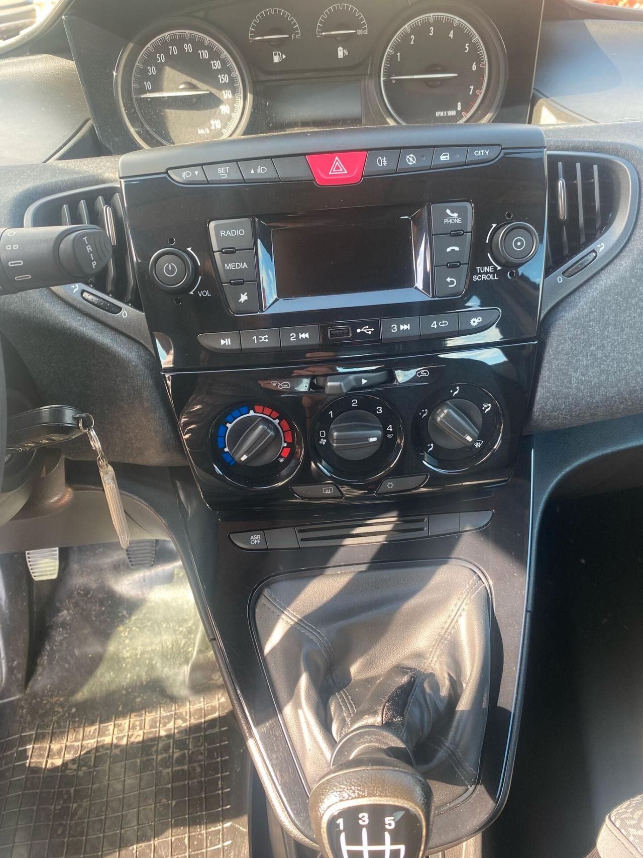 Lancia Ypsilon 1.0 FireFly 5 porte S&S Hybrid Ecochic Silver