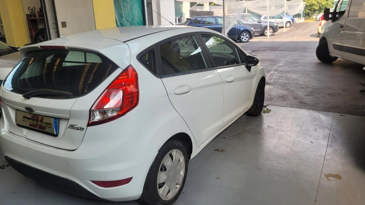 Ford Fiesta 1.5 TDCi 95CV AUTOCARRO CON I POSTI