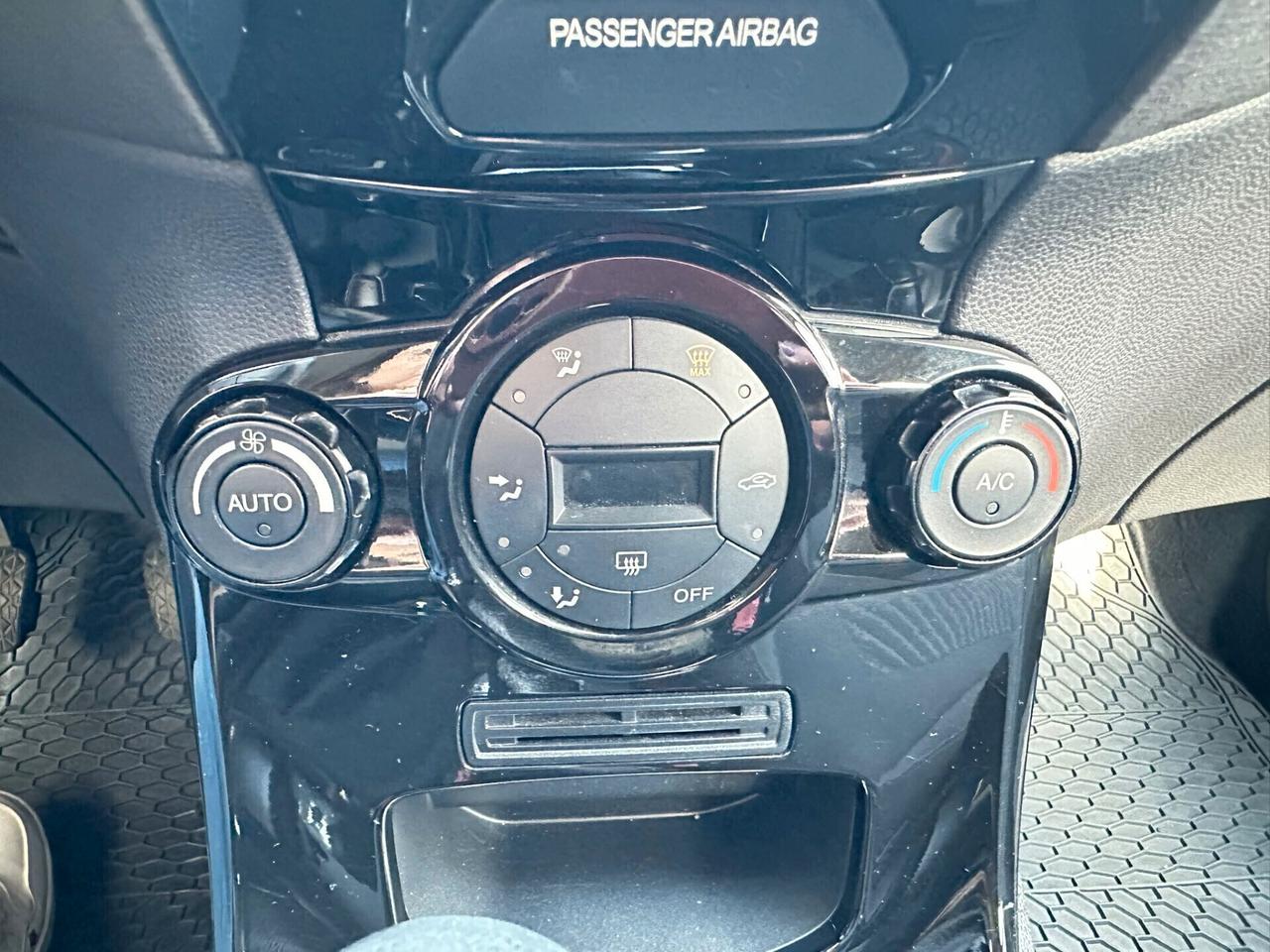 Ford Fiesta 1.5 TDCi 75CV 5 porte Titanium