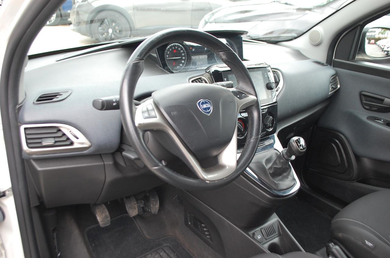 Lancia Ypsilon 1.0 firefly hybrid Gold Plus S&S Uff Italy USB