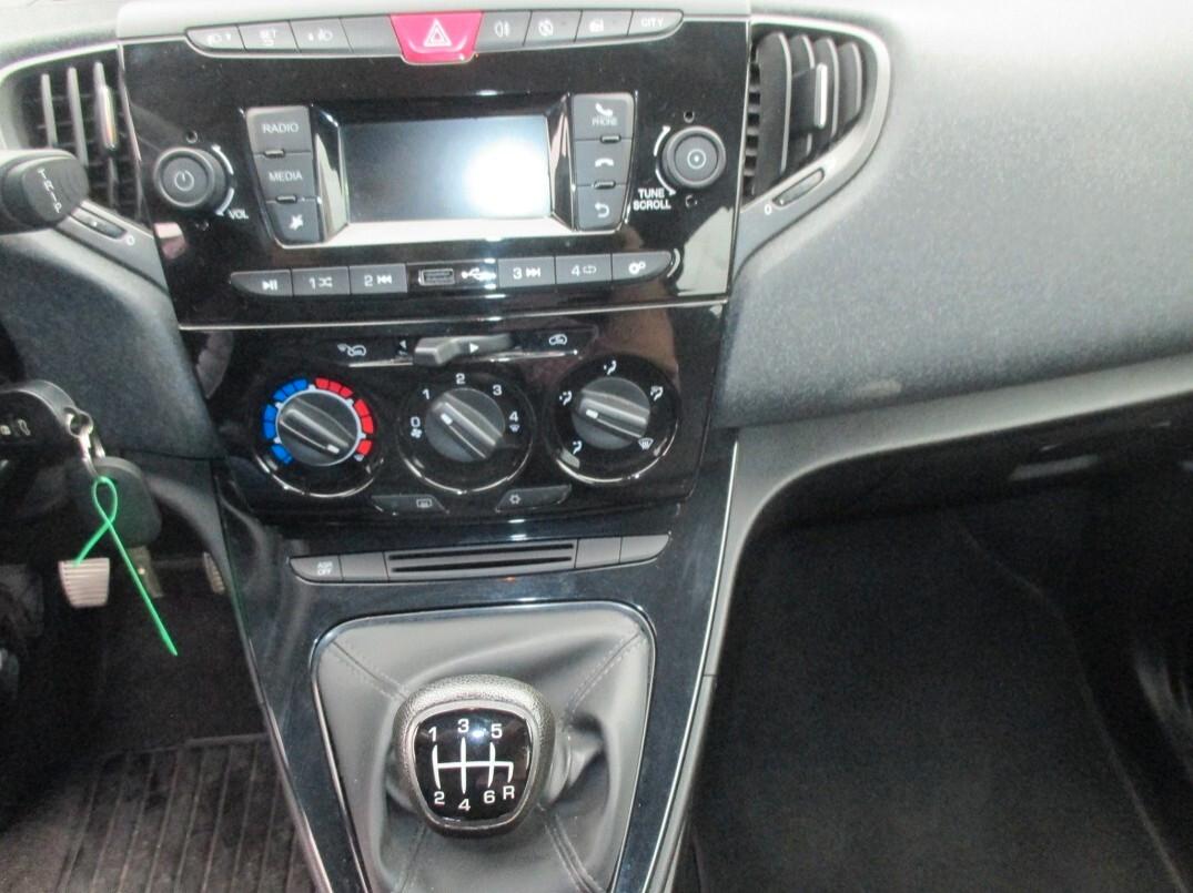 Lancia Ypsilon 1.0 FireFly Hybrid Ecochic Per Neopatentati
