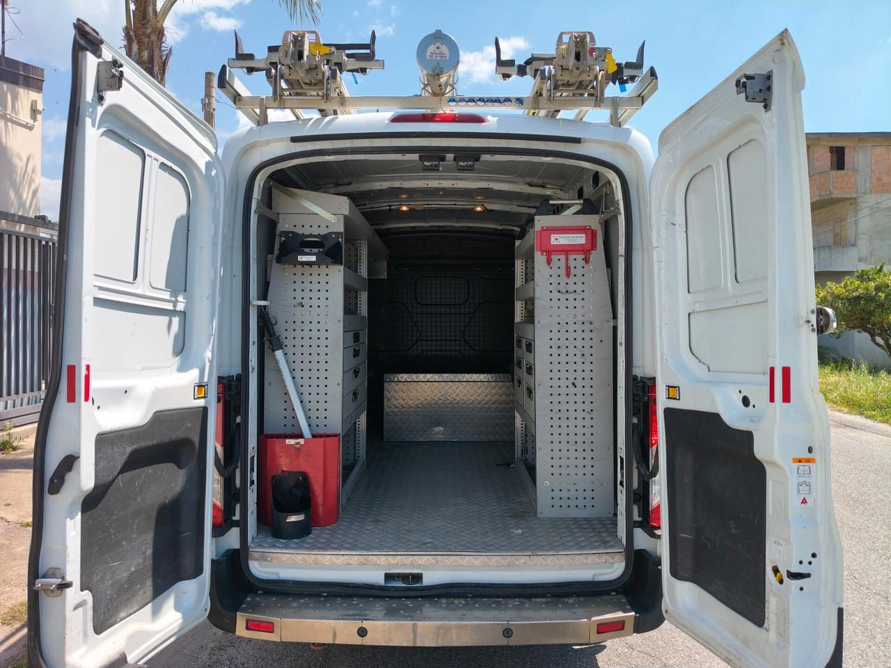 Ford Transit 2.0TDCi 130CV con allestimento