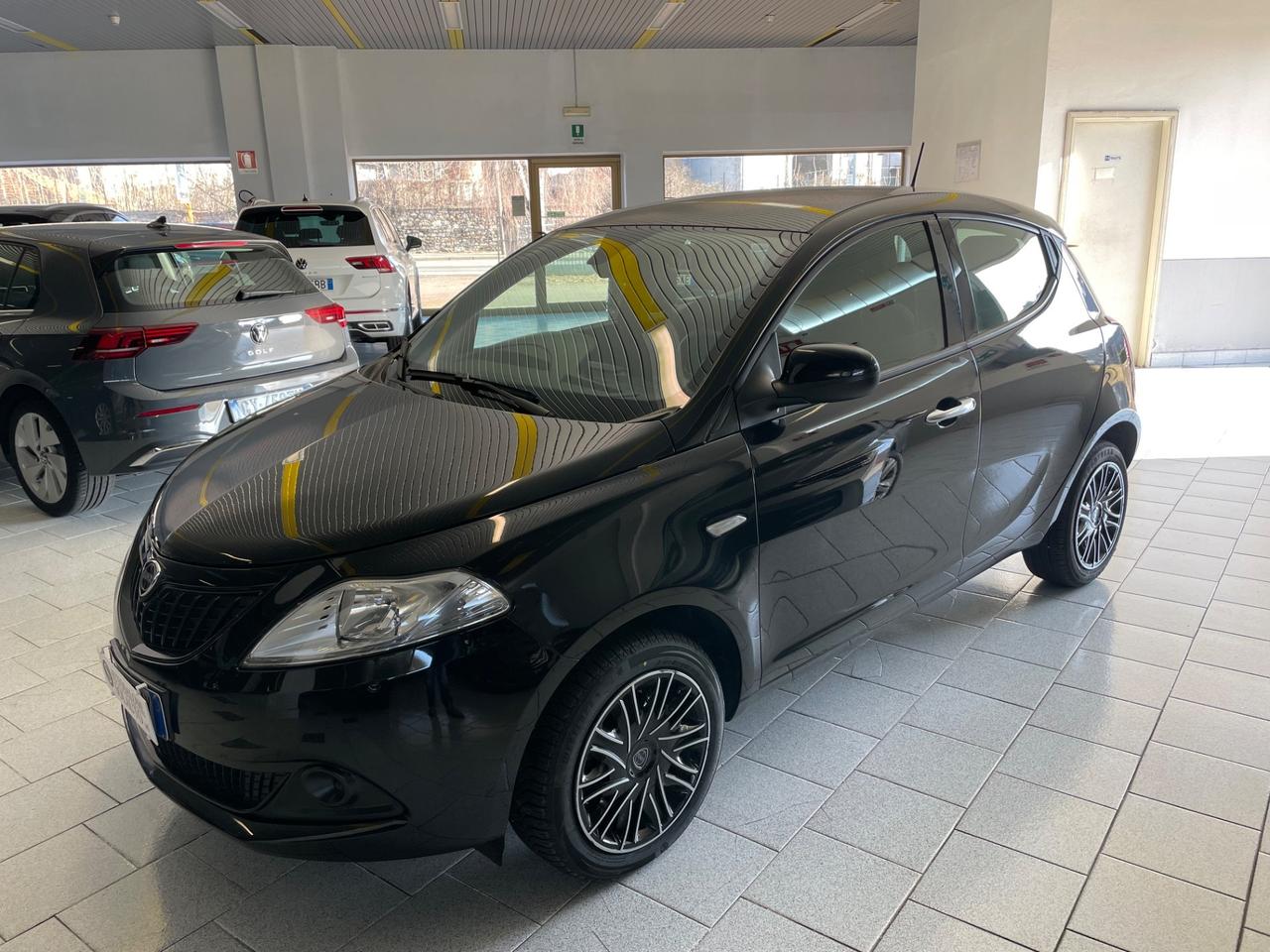 Lancia Ypsilon 1.0 FireFly 5 porte S&S Hybrid Oro Posti