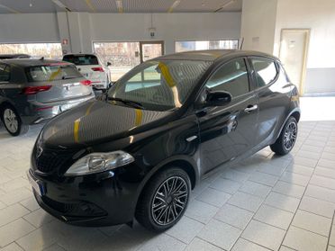 Lancia Ypsilon 1.0 FireFly 5 porte S&S Hybrid Oro Posti