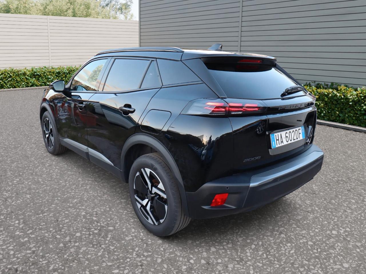 Peugeot New 2008 1.2cc Benzina 100cv S&S ALLURE