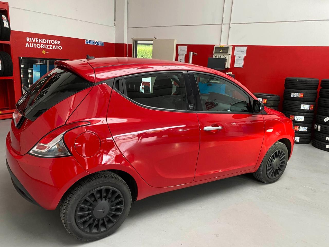 Lancia Ypsilon 1.0 FireFly 5 porte S&S Hybrid Ecochic Silver