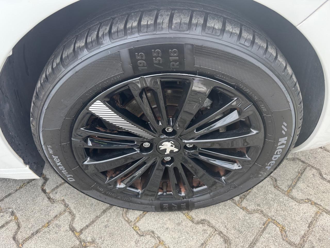 Peugeot 208 PureTech 82 5 porte neopatentati