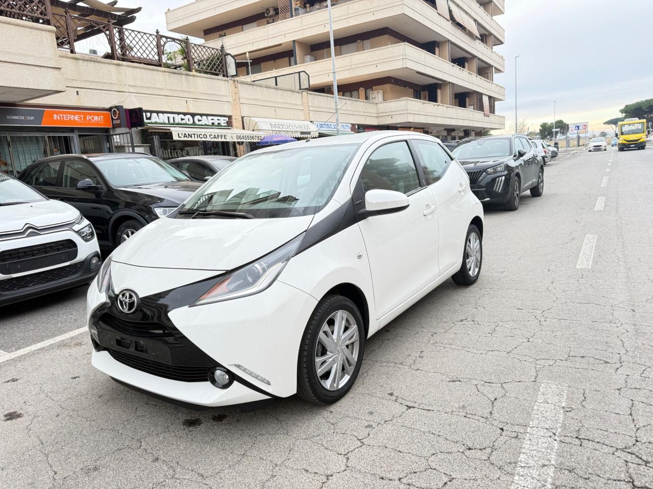 Toyota Aygo 1.0 VVT-i 72 CV 5 porte x-play LED NAVI KAMERA PDC BLUETOOTH CERCHI 16 CAR PLAY