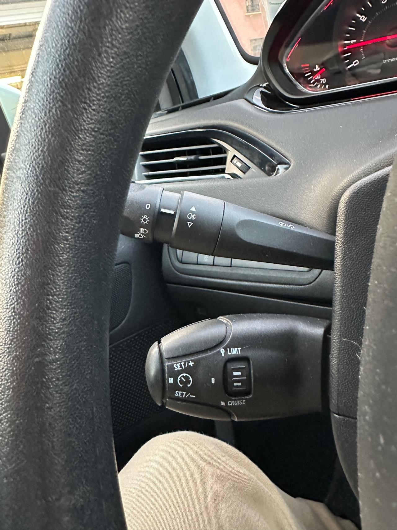 Peugeot 208 1.0 VTi 68 CV 5 porte solo 110mila km