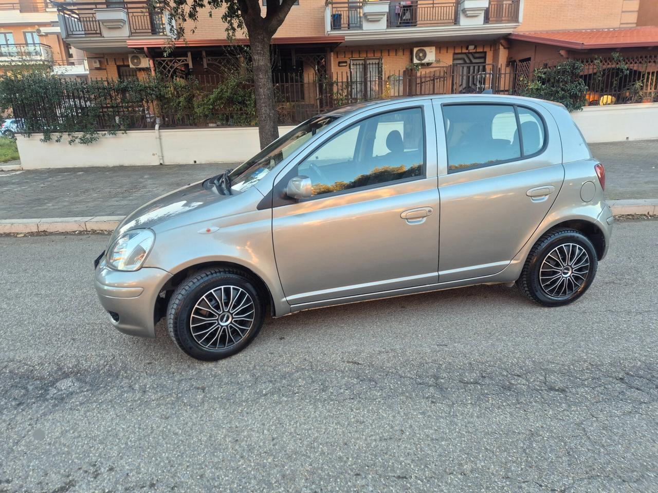 Toyota Yaris 1.0 benzina 68cv anno 05