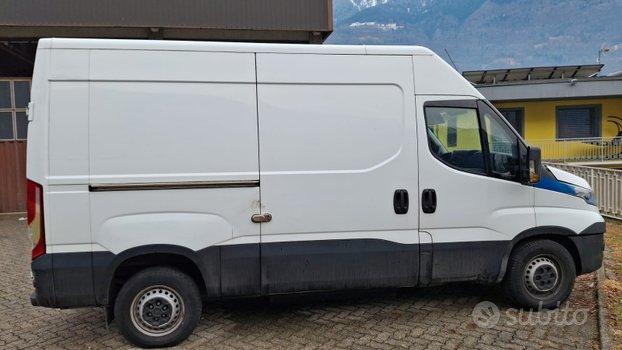 Mezzo commerciale bianco